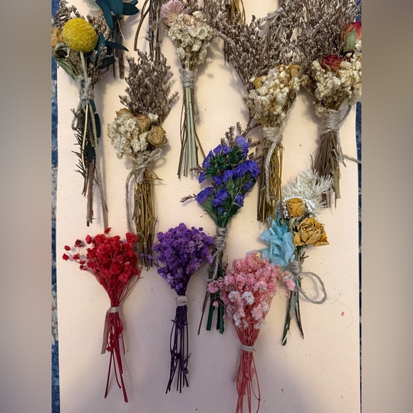 Assorted Dried Flower Bouquets. 15 mini flower arrangements - Picture 5 of 10